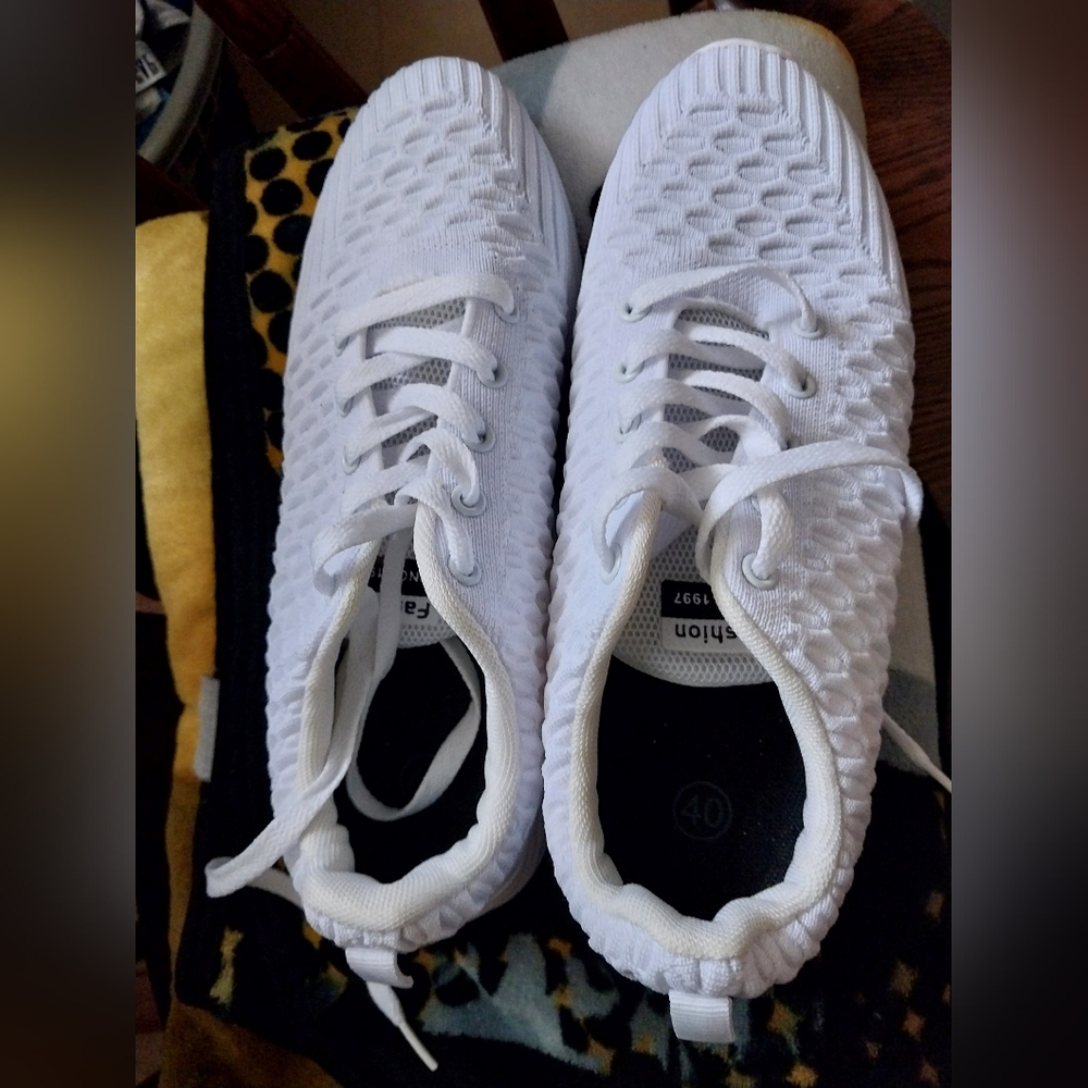 Womens tennis shoes